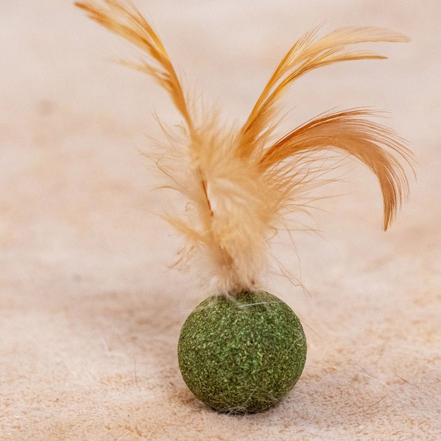 Jucarie Beeztees, Bila cu Pene Naturale si Catnip, 12cm