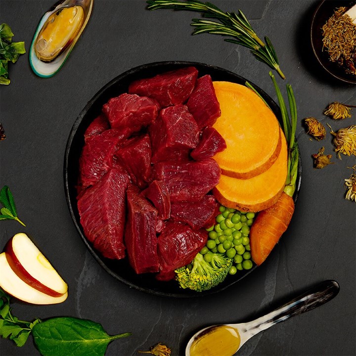 Canagan Beef Stew Wet Food, Hrana Umeda Ultra Premium pentru Caini cu Vita, Cartof Dulce si Legume, 400g