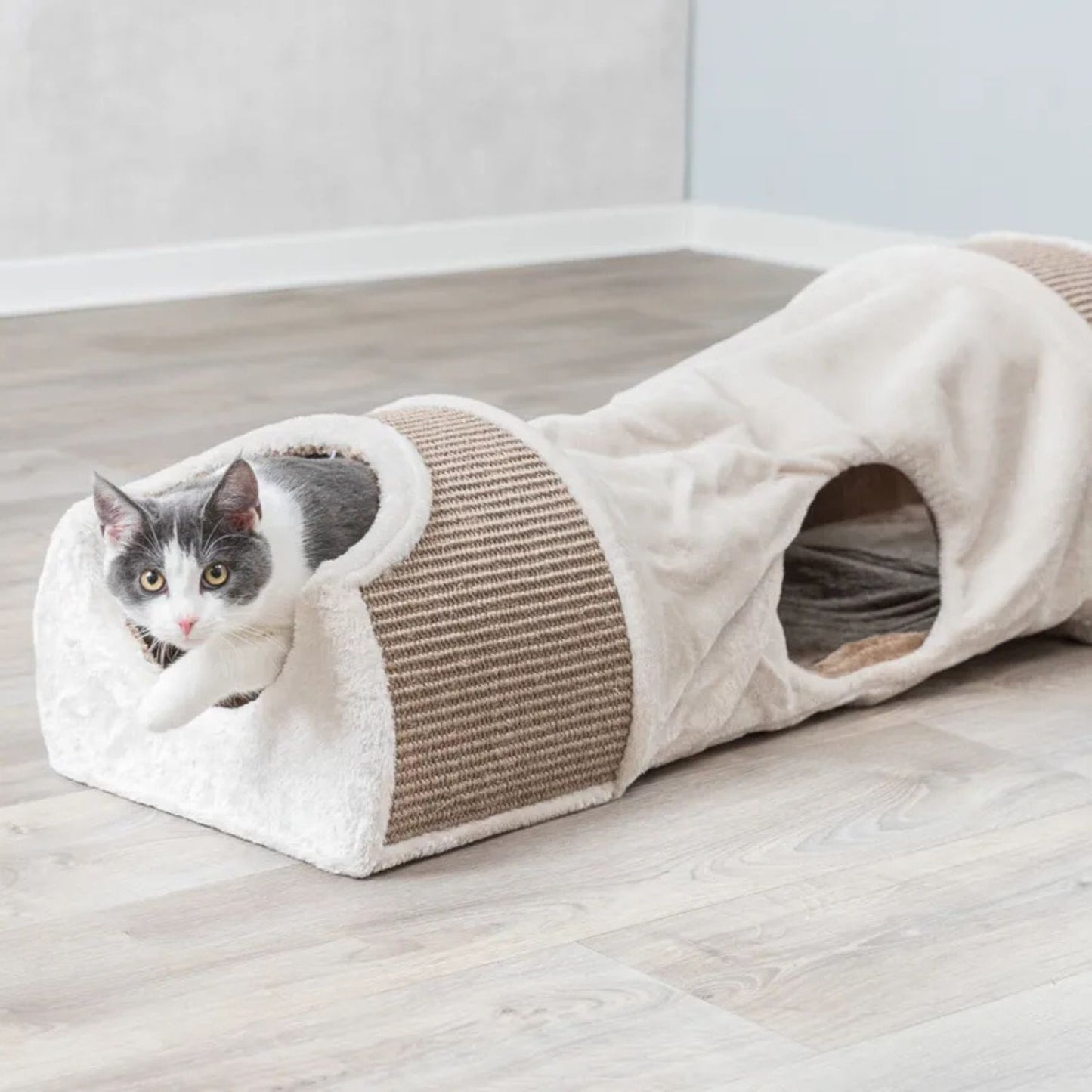 Trixie Tunel de Zgariat pentru Pisici cu 2 Vizuini din Plus si Sisal, Joaca, Odihna si Zgariat 3 în 1, 110x30x38 cm